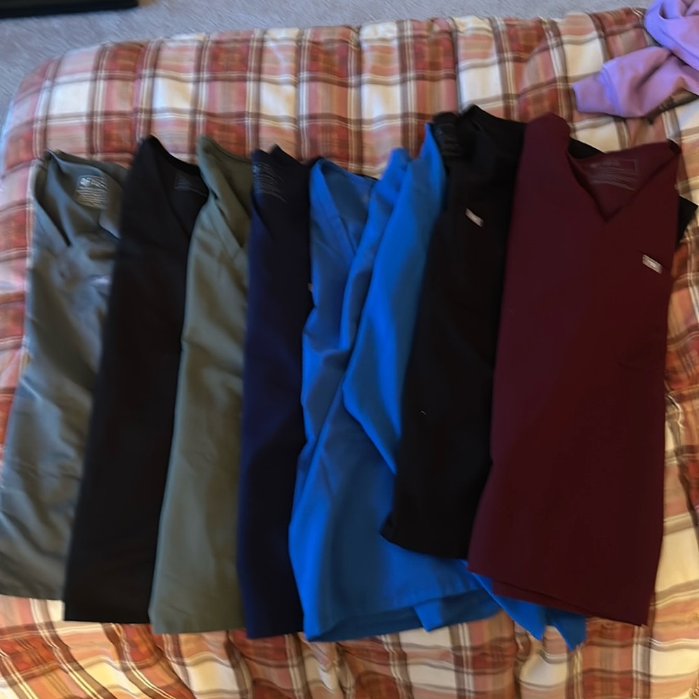 Women’s fig scrub tops for sale! Have both size medium and large